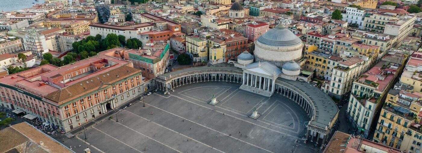 Veduta dall'alto di Piazza del Plebiscito a Napoli